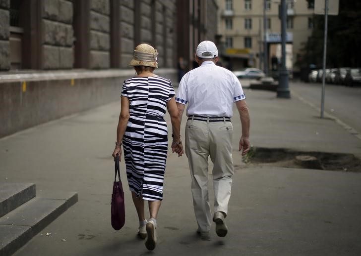 © Reuters. Пожилая пара на Тверской улице в Москве