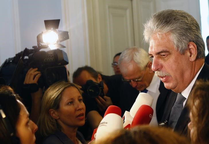 © Reuters. Austrian Finance Minister Schelling talks to the media as he arrives for a cabinet meeting in Vienna