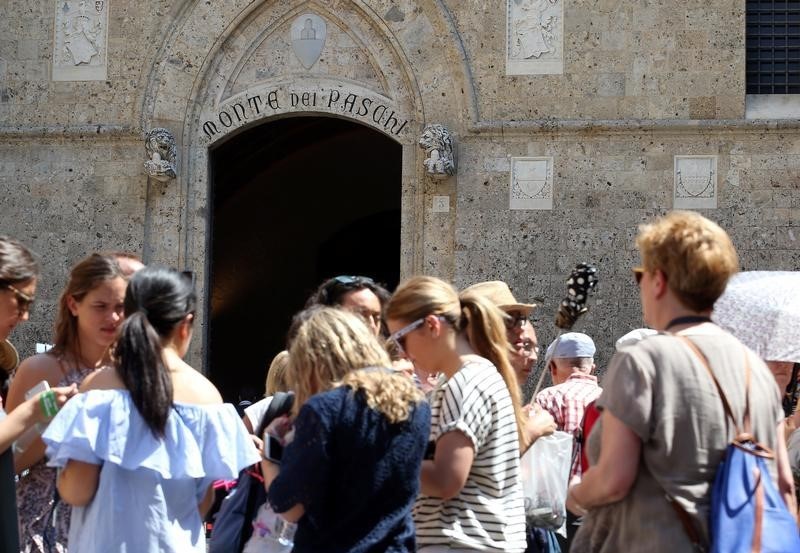 © Reuters. The entrance of Monte dei Paschi bank headquater is pictured in downtown Siena