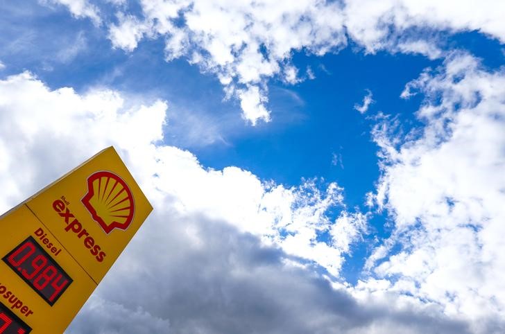 © Reuters. Стела на АЗС Shell в бельгийском городе Синт-Питерс-Леув