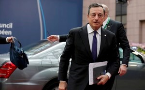 © Reuters. European Central Bank (ECB) President Draghi arrives at the EU Summit in Brussels