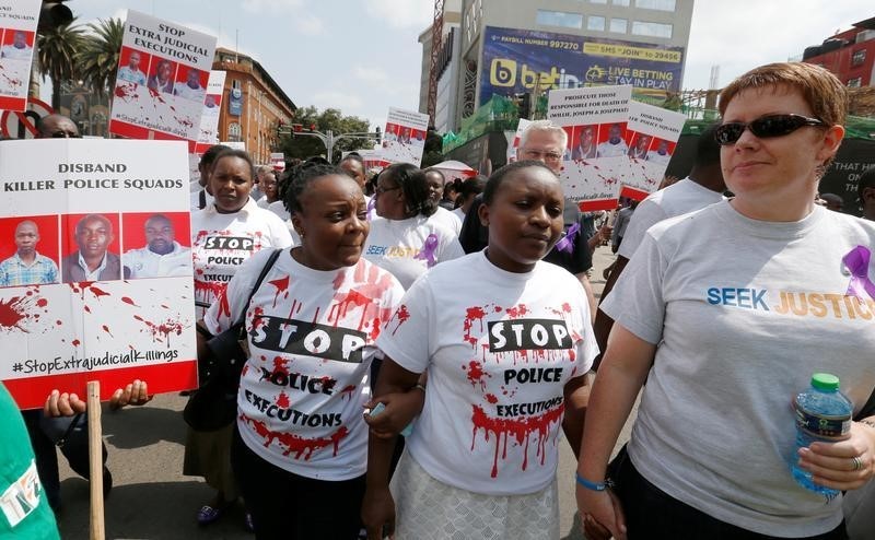© Reuters. المئات يحتجون في نيروبي بعد مقتل محام حقوقي كيني