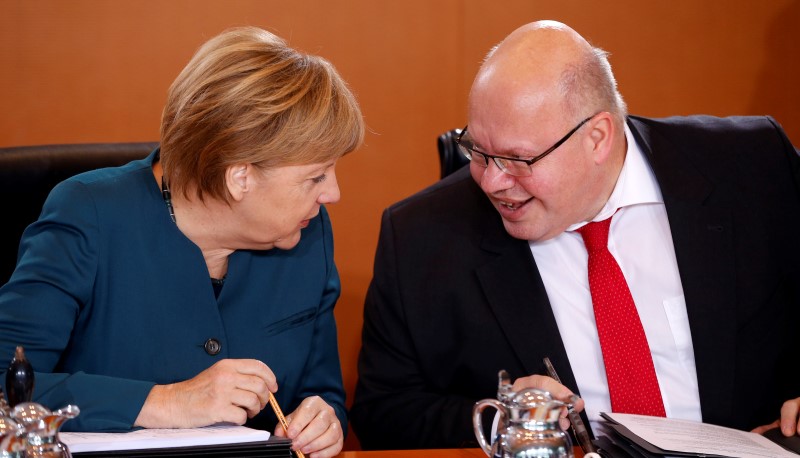 © Reuters. Chanceler alemã, Angela Merkel, e chefe de gabinete dela, Peter Altmaier