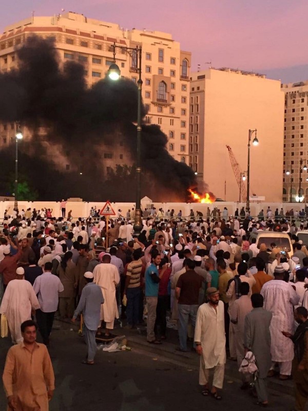 © Reuters. Muçulamos se reúnem após após ataque suicida em Medina, perto de uma mesquita, na Arábia Saudita