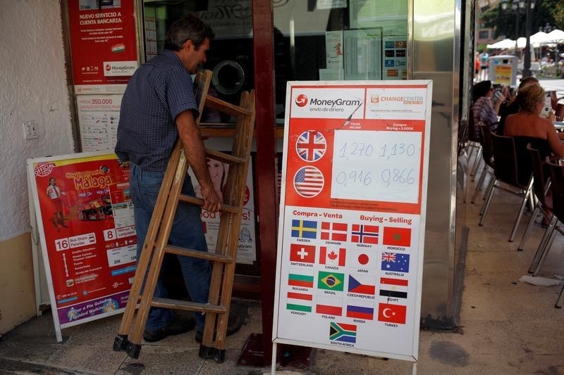 © Reuters. A money changing shop displays the exchange rates of the British Pound and the U.S. dollar against the euro in Fuengirola