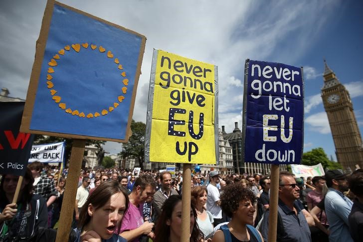© Reuters. Protestors hold banners in Parliament Square during a 'March for Europe' demonstration against Britain's decision to leave the European Union, central London
