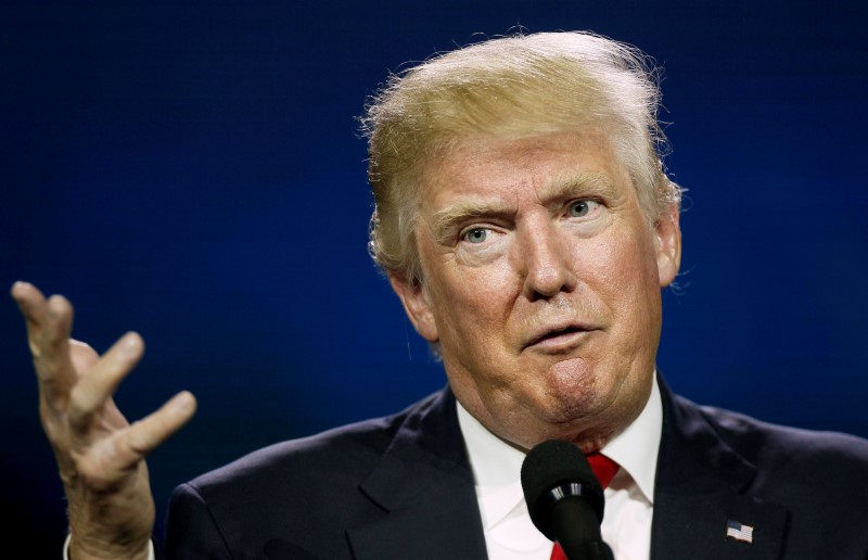 © Reuters. U.S. Republican presidential candidate Donald Trump speaks at the Western Conservative Summit in Denver