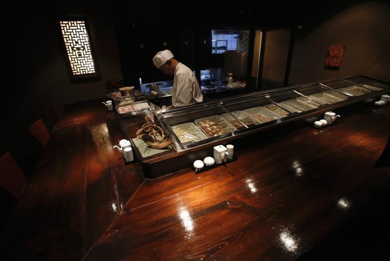 © Reuters. A chef works in preparation at the Akasaka Umaya Japanese-style restaurant in Tokyo