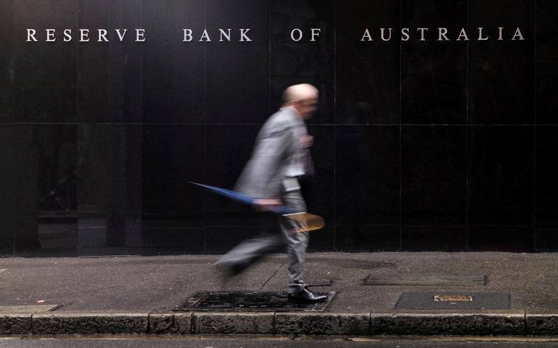 © Reuters. Man walks past the headquarters of Australia's Reserve Bank in Sydney