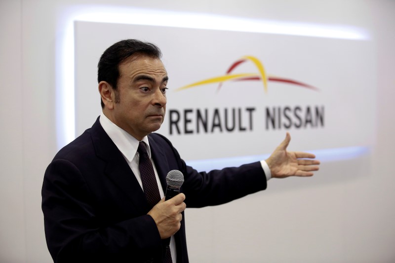 © Reuters. Carlos Ghosn, Chairman and CEO of the Renault-Nissan Alliance, attends a round table discussion during Auto China 2016 auto show in Beijing