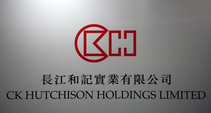 © Reuters. Логотип CK Hutchison Holdings на пресс-конференции в Гонконге