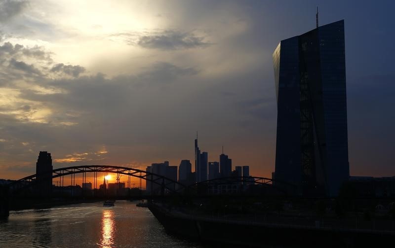 © Reuters. The skyline of the banking district and the new headquarters of the European Central Bank is seen in Frankfurt