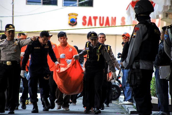 © Reuters. إصابة ضابط في هجوم انتحاري على مركز للشرطة في إندونيسيا