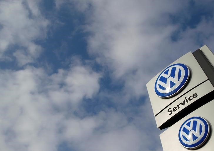 © Reuters. A sign of a Volkswagen VW car dealer is seen in Bochum