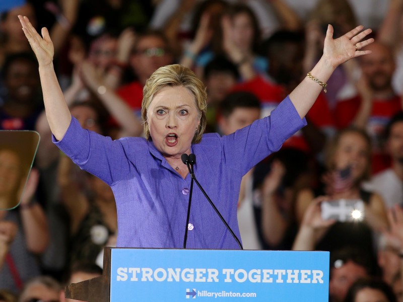 © Reuters. Democratic U.S. presidential candidate Hillary Clinton speaks at a campaign rally in Cincinnati