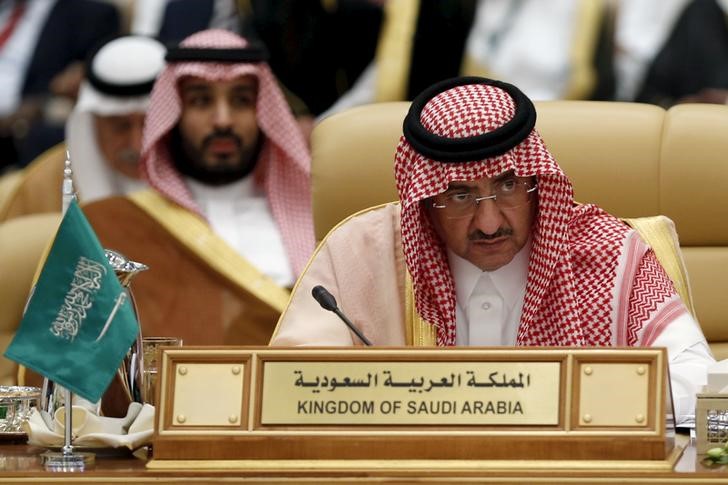 © Reuters. وكالة: ولي العهد السعودي يسعى لطمأنة السعوديين بعد ثلاثة تفجيرات