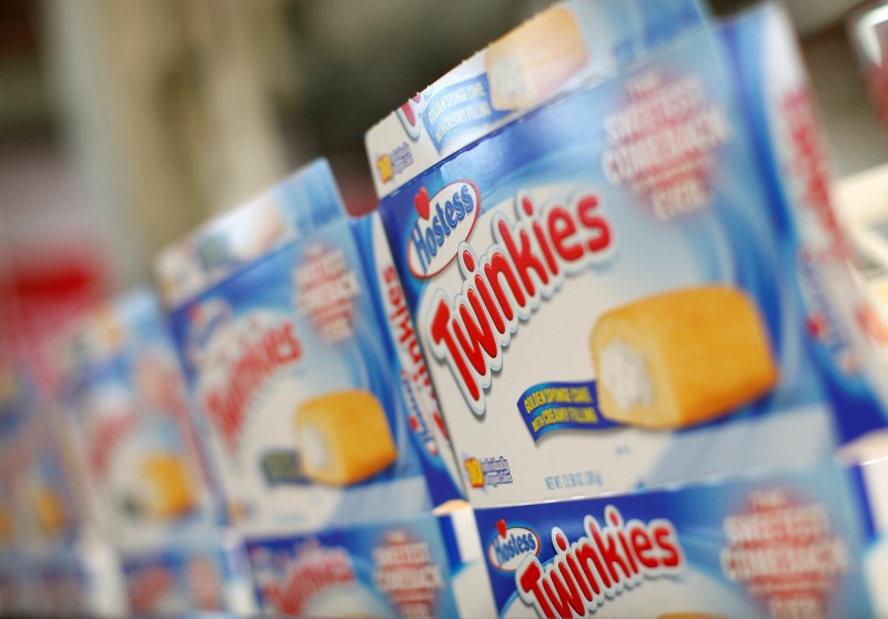 © Reuters. Boxes of "Twinkies" are seen at a plant in Schiller Park, Illinois