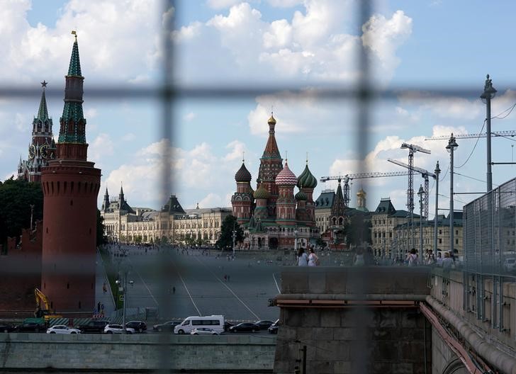 © Reuters. Вид на кремлевские башни и Храм Василия Блаженного