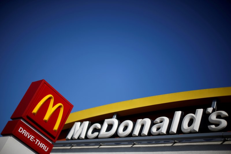 © Reuters. The logo of McDonald's (MCD) is seen in Los Angeles