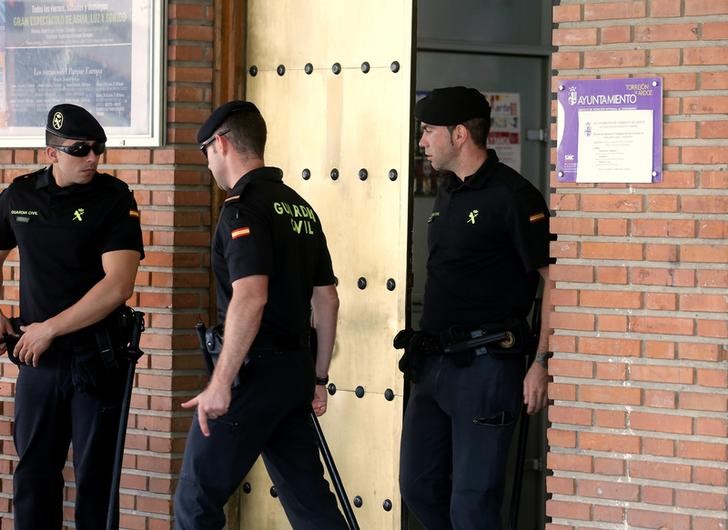 © Reuters. Registran ayuntamientos de Cataluña y Madrid en operación anticorrupción