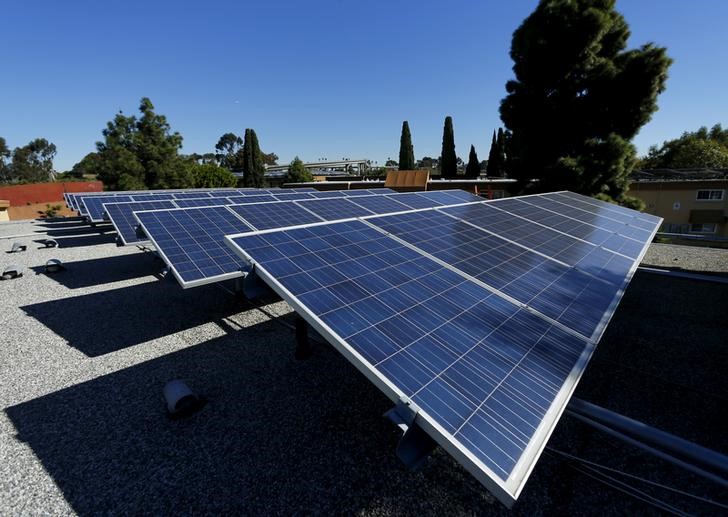 © Reuters. الطاقة الشمسية تسهم في إنتاج الكهرباء بأكثر من أي مصدر آخر بعد تراجع تكلفتها