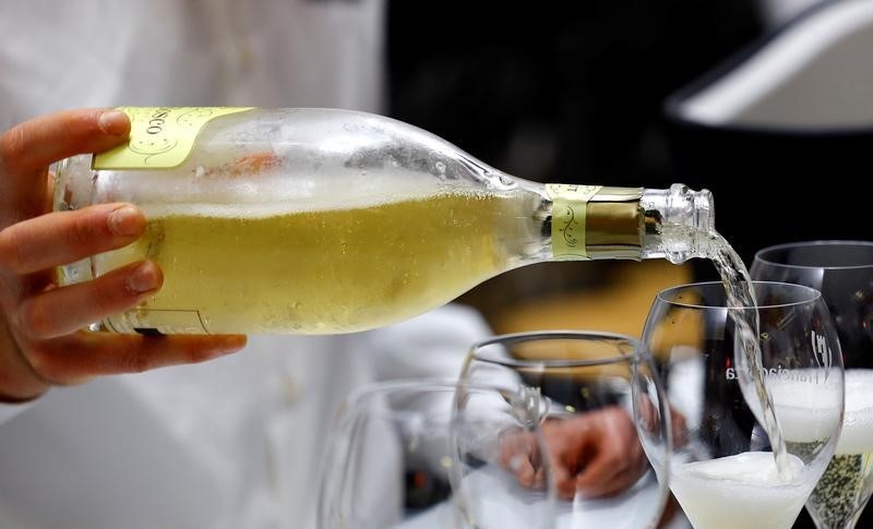 © Reuters. A sommelier pours a glass of Ca' Del Bosco sparkling wine at the 50th Vinitaly international wine and spirits exhibition in Verona