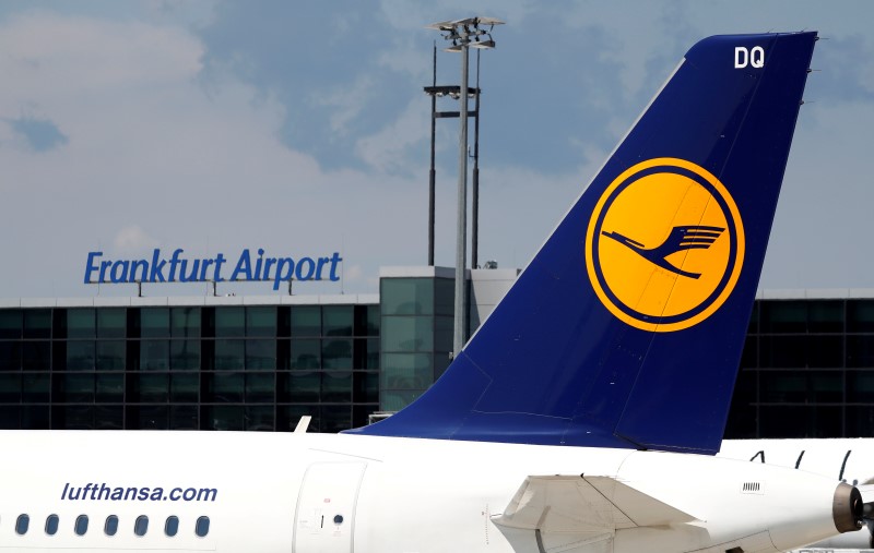 © Reuters. Planes of German air carrier Lufthansa AG are seen on the tarmac at Fraport airport in Frankfurt