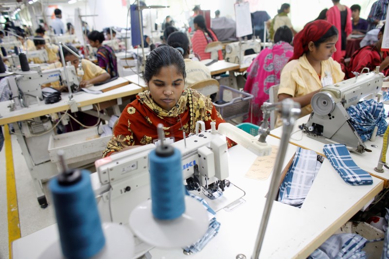© Reuters. Employees work in a factory of Babylon Garments in Dhaka