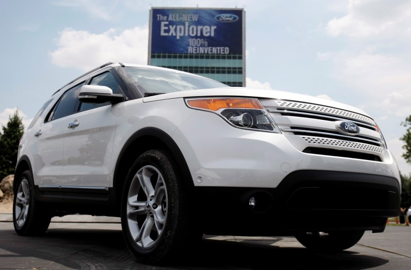 © Reuters. Ford Motor Co unveils the new 2011 Ford Explorer outside the Ford Motor World Headquarters in Dearborn