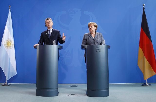 © Reuters. Presidente da Argentina, Mauricio Macri, e chanceler alemã, Angela Merkel, durante entrevista coletiva em Berlim