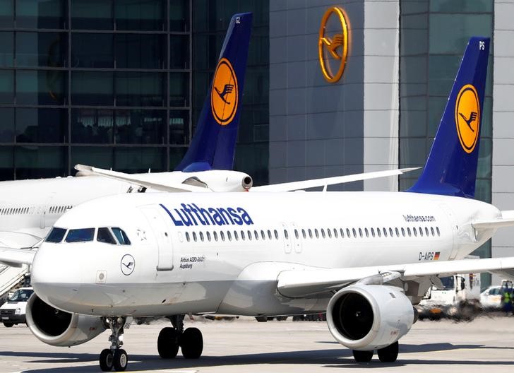 © Reuters. Planes of German air carrier Lufthansa AG are seen on the tarmac at Fraport airport in Frankfurt