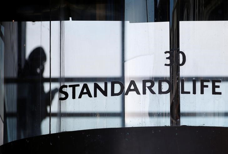 © Reuters. A worker walks inside the Standard Life House in Edinburgh, Scotland