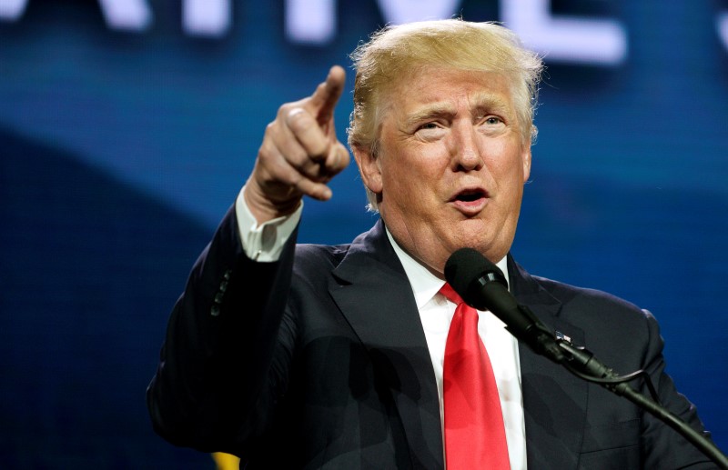 © Reuters. U.S. Republican presidential candidate Donald Trump speaks at the Western Conservative Summit in Denver