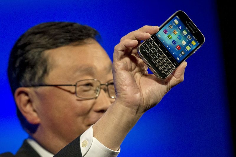 © Reuters. BlackBerry Chief Executive Officer John Chen with the new Blackberry Classic smartphone in New York