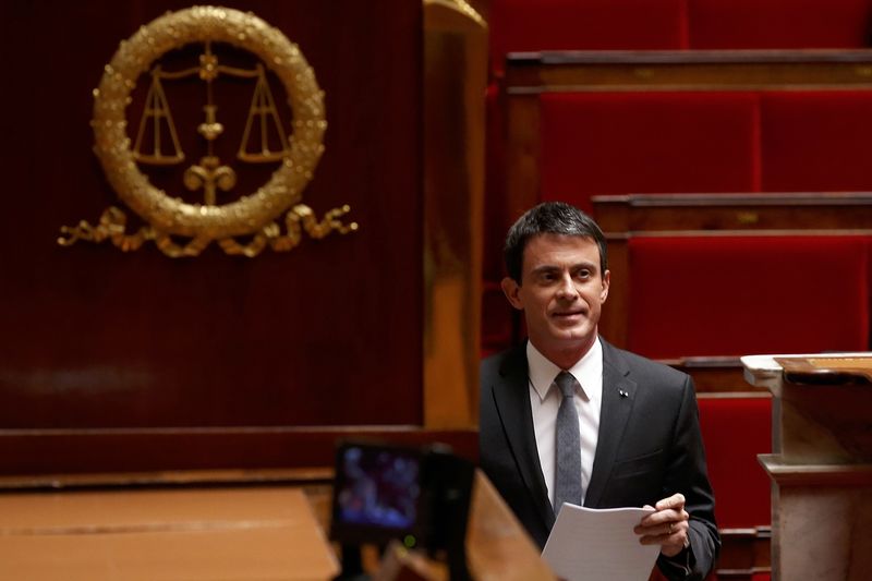 © Reuters. MANUEL VALLS FAIT DE NOUVEAU APPEL À L'ARTICLE 49-3