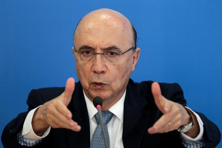 © Reuters. Ministro da Fazenda, Henrique Meirelles, fala durante coletiva de imprensa no Palácio do Planalto, em Brasília