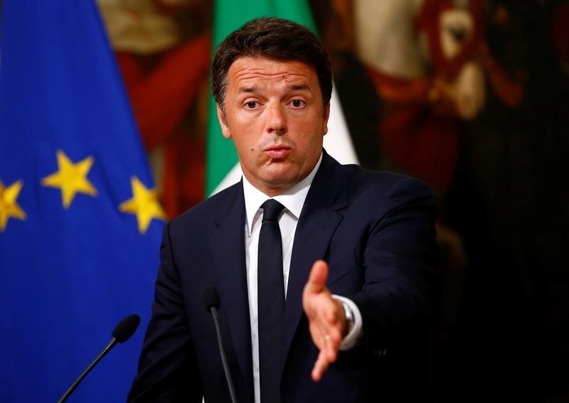 © Reuters. Italy Prime Minister Matteo Renzi gestures as he talks during a news conference at Chigi Palace in Rome