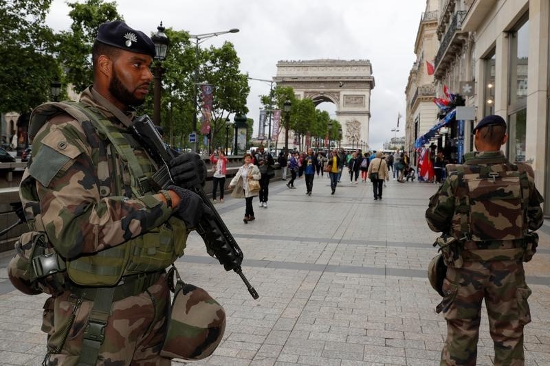 © Reuters. UN RAPPORT JUGE LA FRANCE ET L'UE PAS À LA HAUTEUR DU DÉFI TERRORISTE