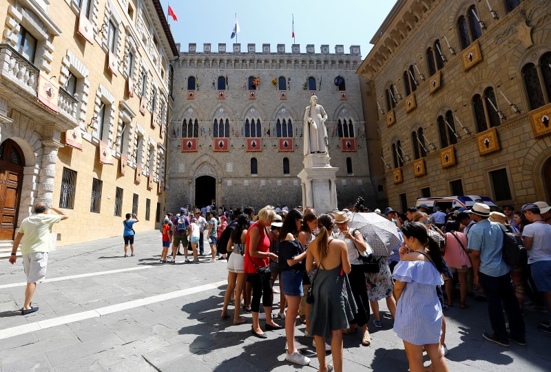 © Reuters. The entrance of Monte dei Paschi bank headquater is pictured in downtown Siena