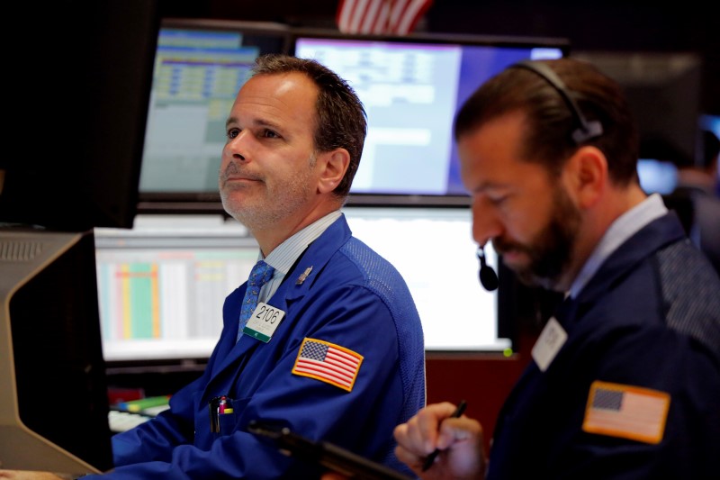 © Reuters. Traders work on the floor of the NYSE