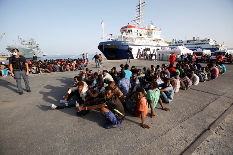 © Reuters. خفر السواحل: إيطاليا تنقذ 4500 مهاجر بالبحر المتوسط في يوم واحد