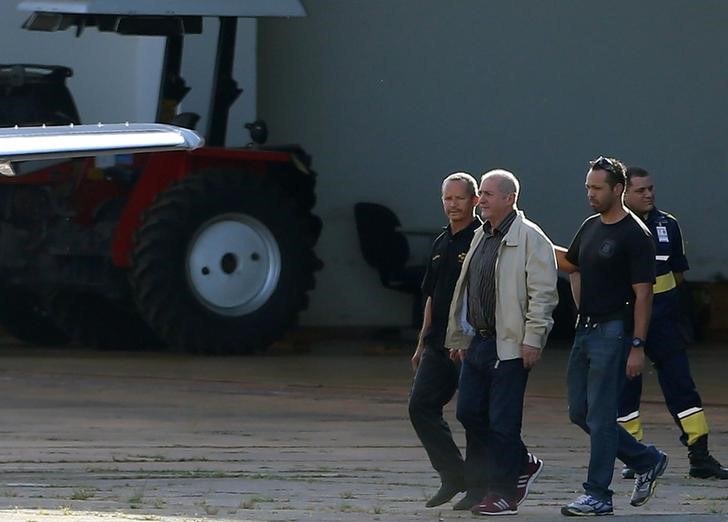 © Reuters. Paulo Bernardo é escoltado por policiais em aeroporto de Brasília