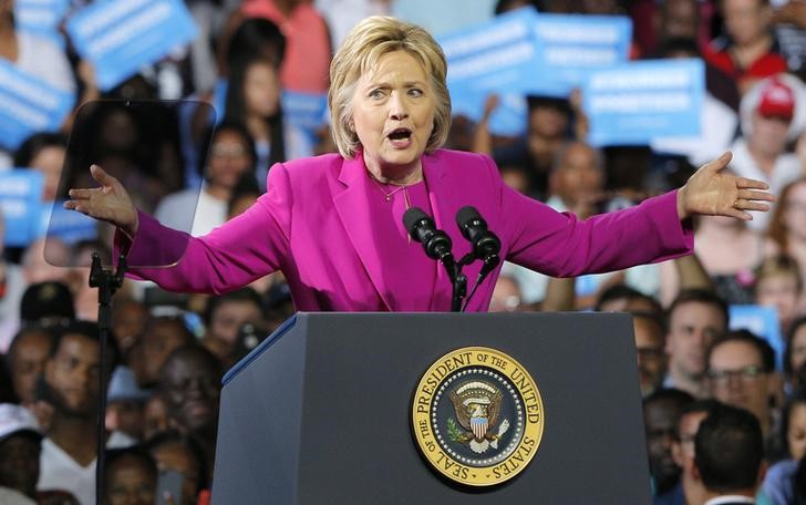 © Reuters. Candidata democrata à Presidência dos EUA, Hillary Clinton, discursa durante comício de campanha em Charlotte, na Carolina do Norte