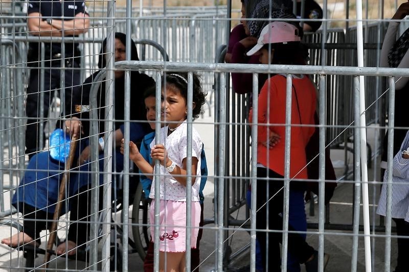 © Reuters. وزير: لجنة يونانية جديدة للاجئين تبدأ عملها الأسبوع المقبل