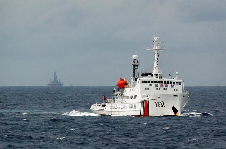 © Reuters. Chinese Coast Guard vessel passes near the Chinese oil rig Haiyang Shi You 981 in the South China Sea