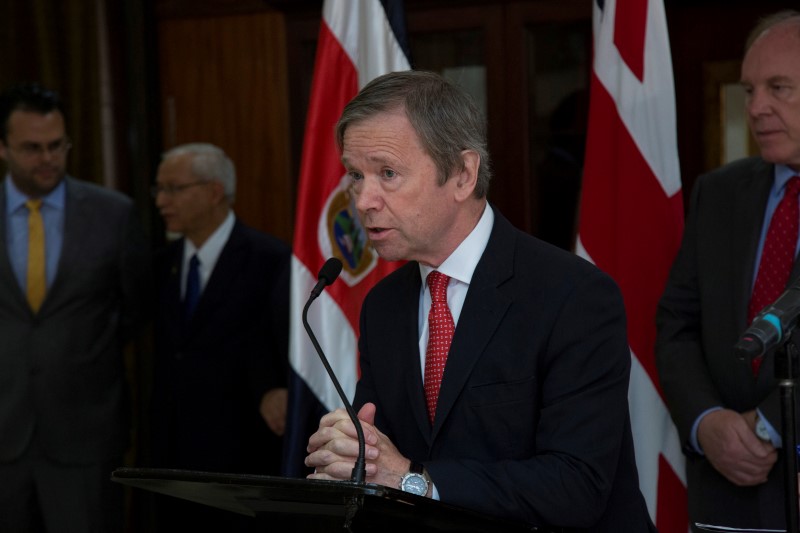 © Reuters. Lord Mayor of London Jeffrey Mountevans speaks to the media after a meeting with Costa Rica's President Luis Guillermo Solis at the Presidential House in San Jose, Costa Rica