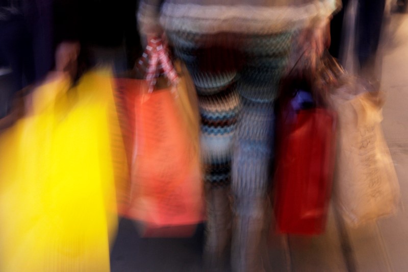 © Reuters. People carry shopping bags on Oxford Street in London