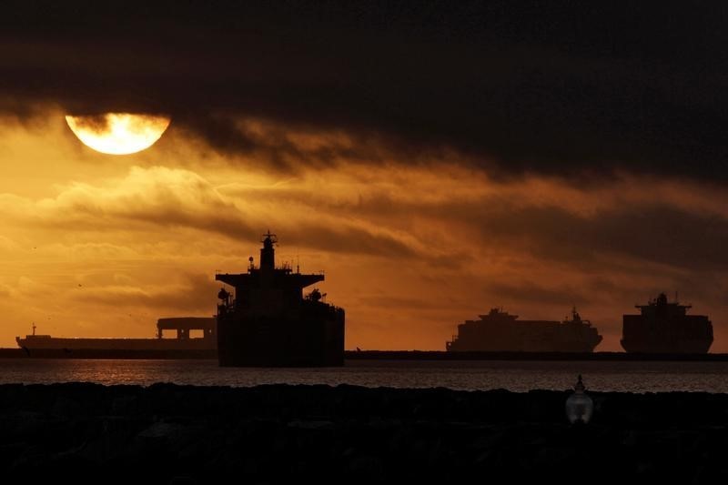 © Reuters. Anchored container ships and with other vessels sit offshore near the ports of Los Angeles and Long Beach during a strike