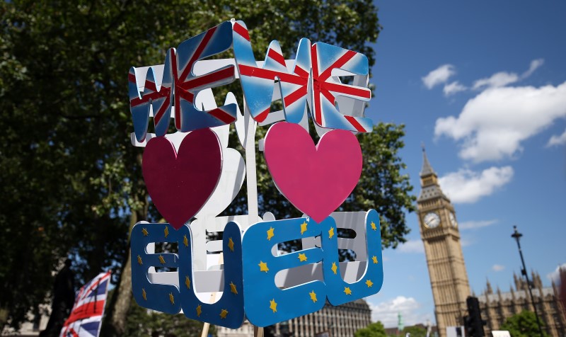 © Reuters. A 3D banner is held up during a demonstration against Britain's decision to leave the European Union, in central London