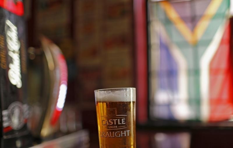 © Reuters. A glass of SABMiller's flagship brew, Castle Lager is seen at a bar in Cape Town, South Africa